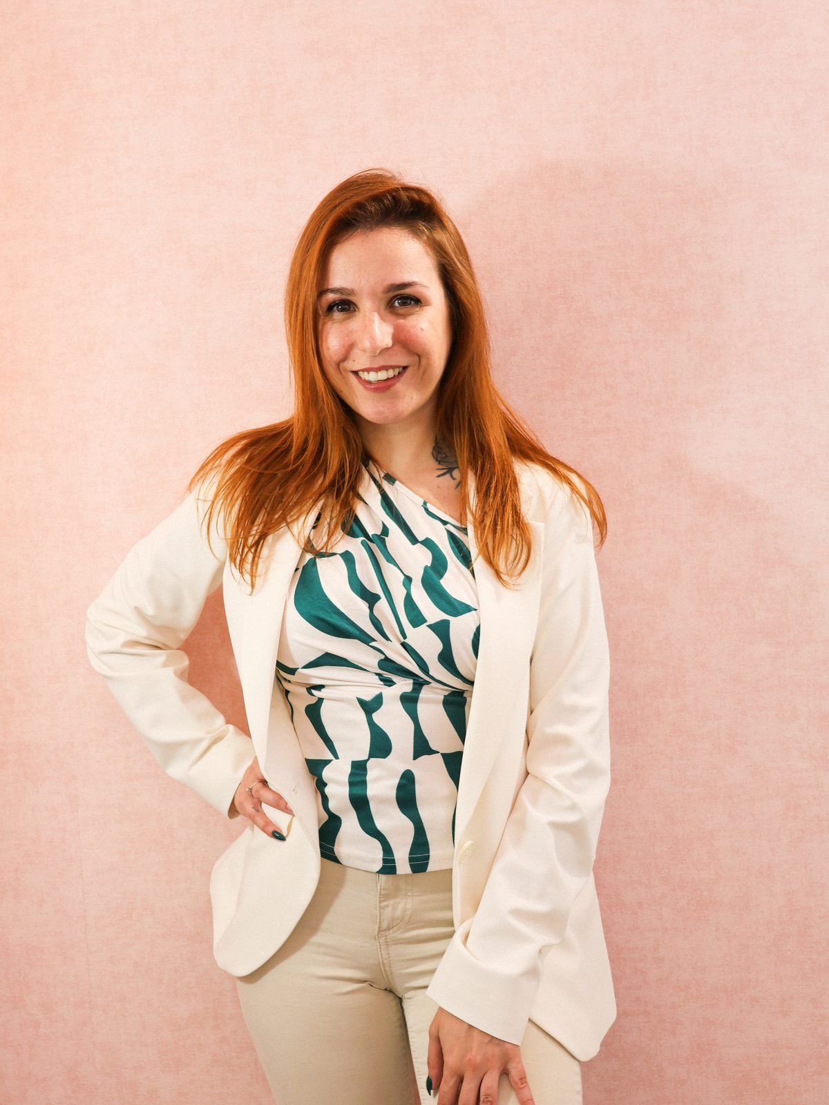Jéssica Sequeira, assistente virtual, de blazer branco