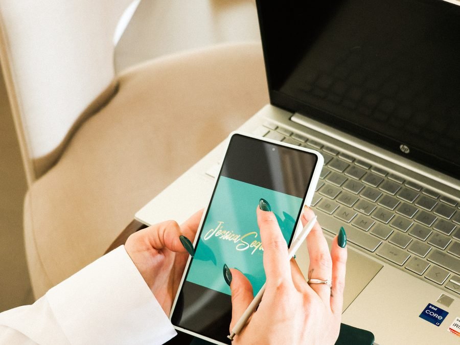Tablet e portátil sobre a mesa de trabalho