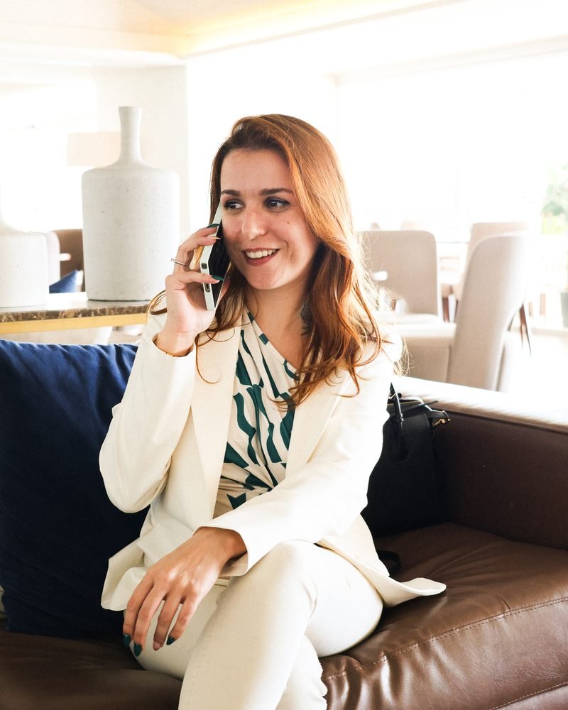 Jéssica Sequeira ao telefone com um cliente